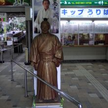 ケーブルカーの清滝駅構内の北島三郎像