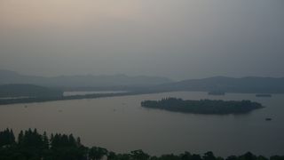 杭州・西湖を南北に走る橋のような堤防