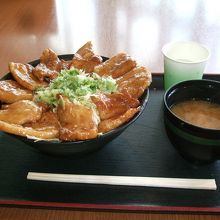 人気No.1『究極の豚丼』味噌汁付きで、745円