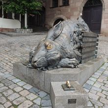 広場にあった大小2つのウサギの像