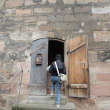 新門をくぐった先のここから入ります