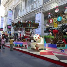 華やかな飾り付けは健在です 