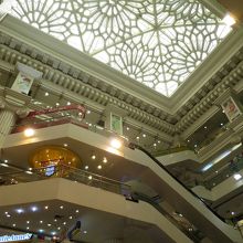 中央部が大きな吹き抜けになっているギリシア風の重厚な建物です