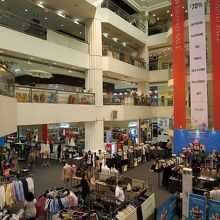 吹き抜け真下部分では、恒常的にセールが行われています 