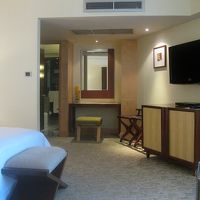 ベッドルームの奥がバスルームです