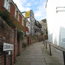 坂道を登って丘へ向かいます