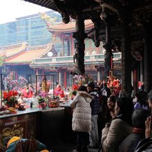 平日でもお参りする地元の人々でにぎわいます