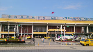 コンパクトな空港施設ですが、街に近く便利！