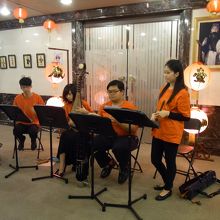 開演前にロビーで生演奏