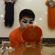 開場後には２幕目に出演するキャストがお化粧中