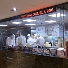 せっせと作っている様子が見えます。