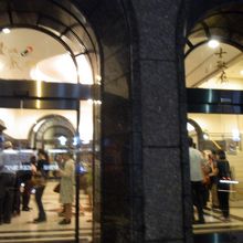 劇場の入り口、１階で受け付け。