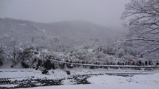 目の前に「であい橋」があります