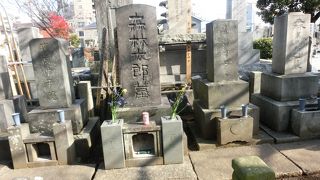 太宰治の墓と向かい合っている