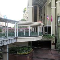 BTS「アソーク」駅からは、この連絡橋で直結です 