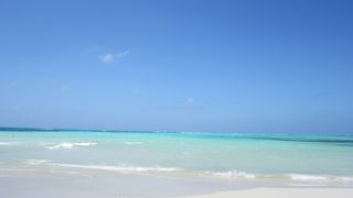 白い砂浜に、美しい青い海、大好きな場所です！