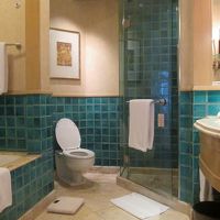 スペイン産タイルが美しいバスルームです 