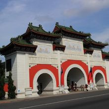 正面の門、衛兵がこの下にいる