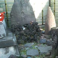 神社の社の右奥にある石碑です。