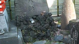 芭蕉の有名な歌にちなんで蛙の石像も置かれています