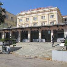 建物はシンガポール川沿いにある