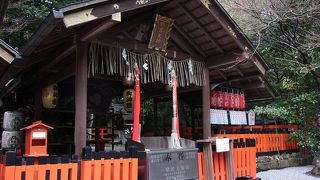 パワースポットらしく、多くの女性参拝客で賑わってます。