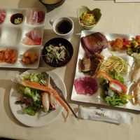 夕飯バイキング。カニも食べ放題！