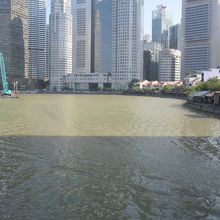 大都会をのどかに流れる