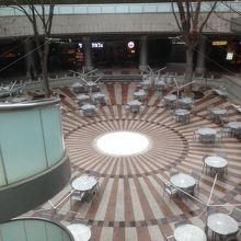 ビル前には広場があります。