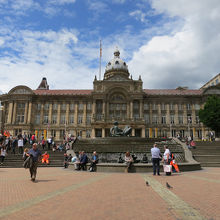 広場に聳え立っているのはルネッサンス様式のカウンシル・ハウス