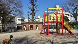 名前の通り、園内には「亀塚」がありました