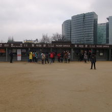 景福宮のチケット売り場はこの門の向かって右手にあります