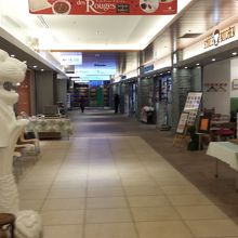 通路から半身はみ出したマーライオンが目印。