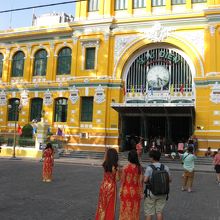 アオザイを着て記念写真を取る人も