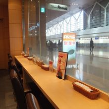 続いてカウンターの様子