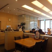 店内の様子。日差しが入ります。