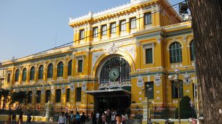 まばゆい黄色のクラシカルな建物です。建物内部には入って雰囲気を楽しんでください