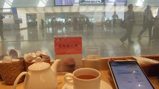 カウンター席の奥行きが狭いのでちょっと残念