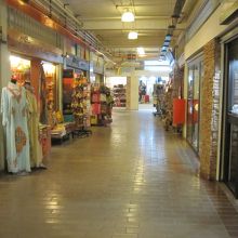 店内には小奇麗な店が並ぶ