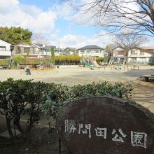 神社近接の公園