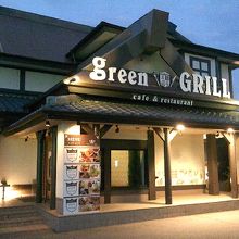 側道沿いにあります