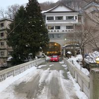 橋を渡った正面がホテル