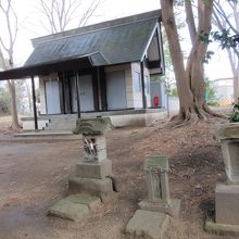 樹木の中、ひっそり佇む