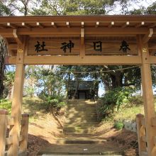 この向こう上に社殿が