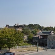 訪花随柳亭 --- 「韓国・水原」にある世界遺産「水原華城」にある国重文の建物です。