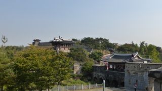 訪花随柳亭 --- 「韓国・水原」にある世界遺産「水原華城」にある国重文の建物です。