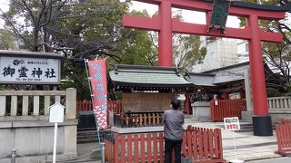 オフィス街にある神社