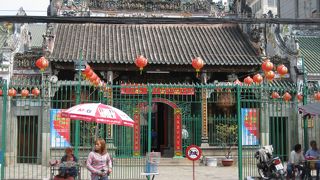 中国風の由緒あるお寺のたたずまいが楽しめますよ