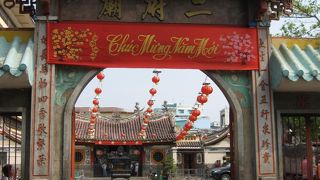 街歩きのついでに立ち寄ってください。天后宮の小型版みたいなお寺です。