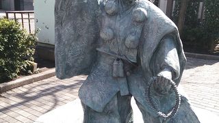 違和感を感じるほど、人形町に突如として現れるキメキメのポーズの弁慶像